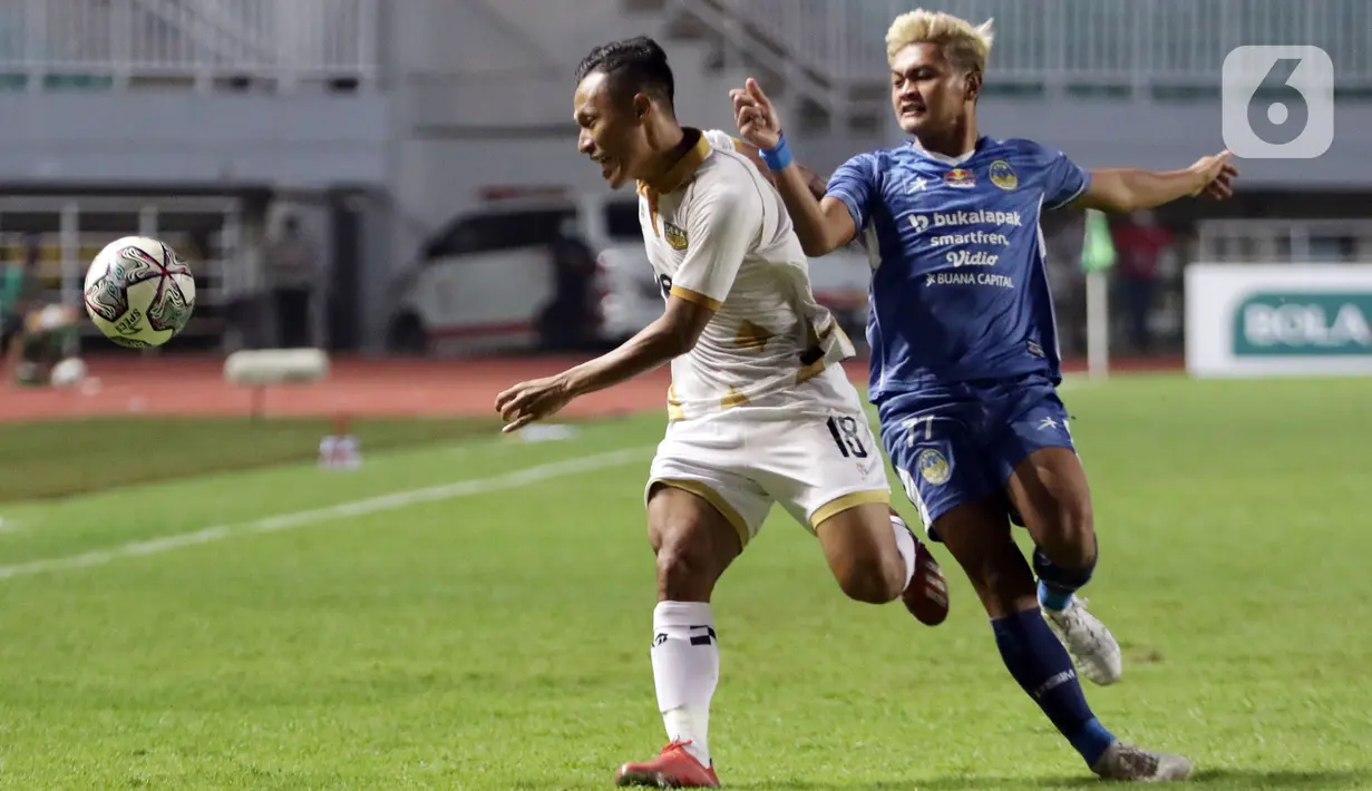 Bek Martapura Dewa United, Jajang Sukmara (kanan) berebut bola dengan pemain PSIM Yogyakarta, Arbeta Rokyawan pada perebutan tempat ketiga Liga 2 Indonesia 2021 di Stadion Pakansari, Bogor, Kamis (30/12/2021). Dewa United unggul 1-0 dan melaju promosi ke BRI Liga 1. (Liputan6.com/Helmi Fithriansyah)