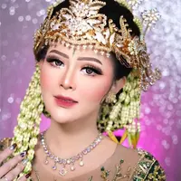 Gaya makeup Bella Bonita di acara Ngunduh Mantu sekaligus resepsi curi atensi. [Instagram/khadijahazzahra_makeup]