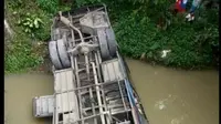 Bus Sugeng Rahayu terjun dari jembatan di Ngawi (Antara)