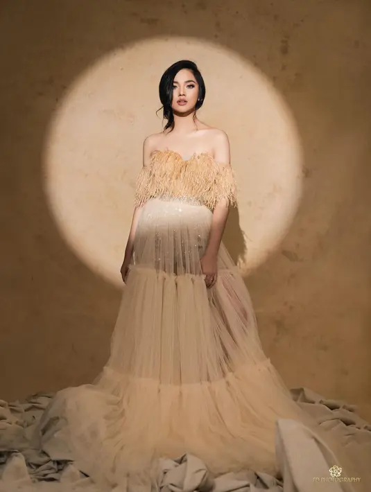 Kali ini, Lyodra tampak mengenakan off shoulder dress bersiluet long blouson berwarna netral. Bagian top-nya dipenuhi rumbai, sedangkan bagian roknya sangat lebar dan flowy, membuat kesan cantik yang instan. Foto: Instagram.