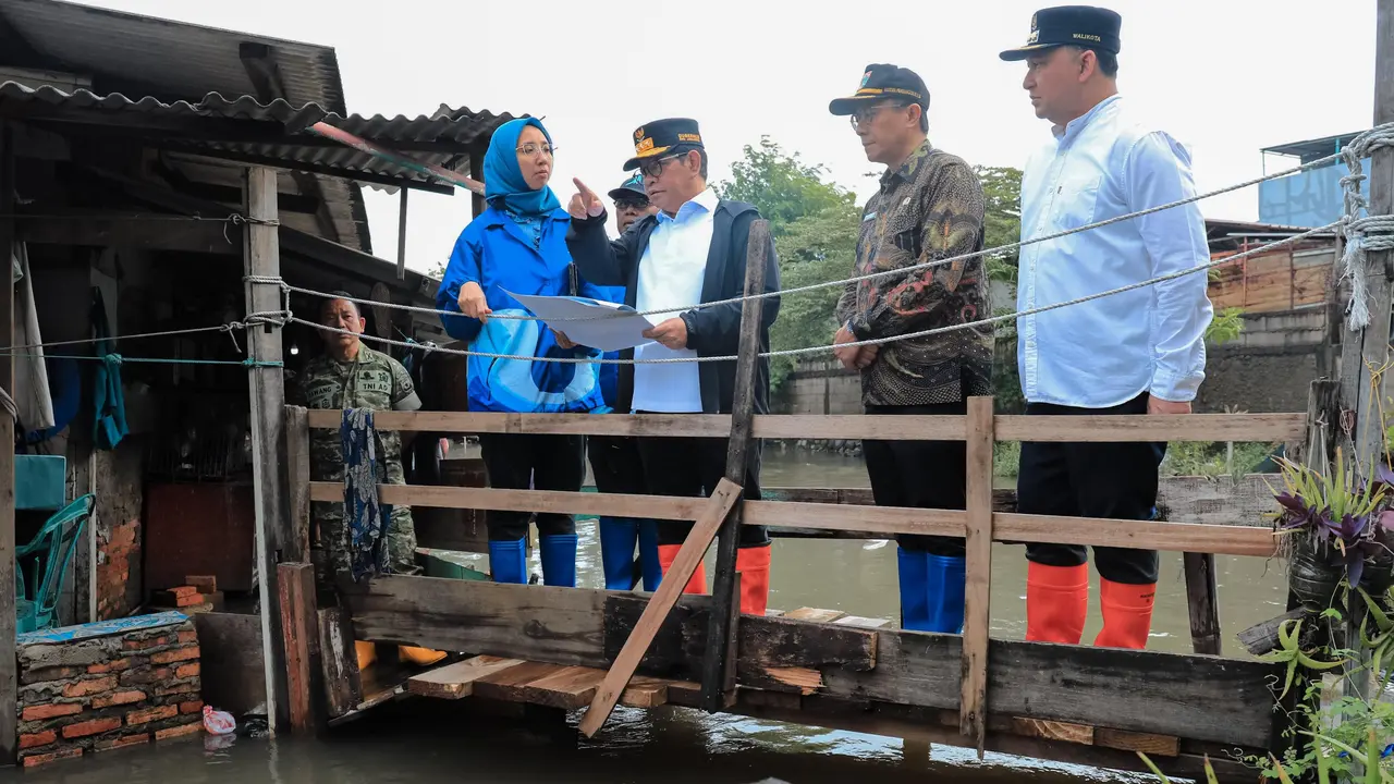 Gubernur DKI Jakarta Pramono Anung meninjau segmen Sungai Begog dan Pedongkelan di Cilincing