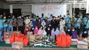 Jurnalis Kayuh Indonesia (JKI) dan Jurnalis Mountain Bike (JMTB) foto bersama Anak Yatim dan Dhuafa di Pesantren Yatim dan Dhuafa Shabilul Mukminin, Depok, Kamis (06/05/2021). Kegiatan ini juga sebagai wadah silaturahmi sesama jurnalis di bulan suci Ramadan. (Liputan6.com/HO/JKI)