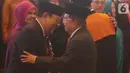 Wakil Presiden Jusuf Kalla memberi ucapan selamat kepada lima anggota Badan Pemeriksa Keuangan (BPK) periode 2019-2024 usai pengambilan sumpah di Gedung Mahkamah Agung, Kamis (17/10/2019). (Liputan6.com/Angga Yuniar)