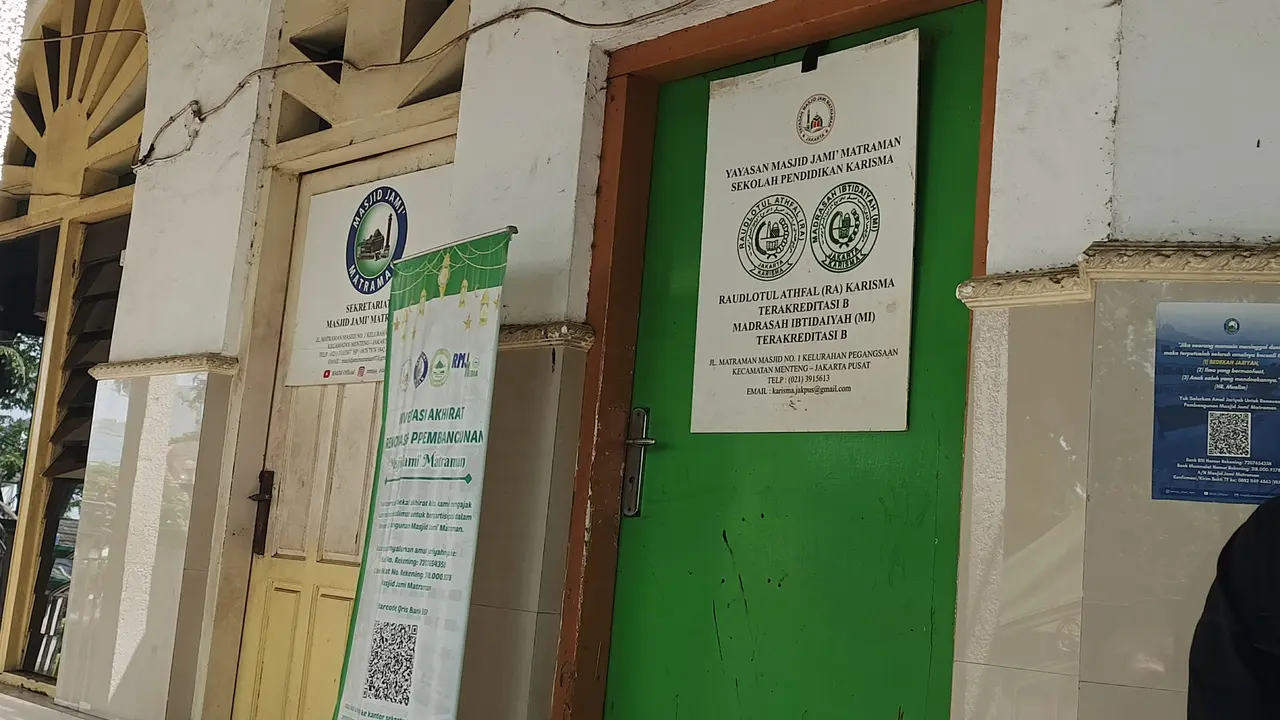 Salah satu sekolah di dekat lokasi bentrok warga di Menteng, Jakarta Pusat terapkan pembelajaran jarak jauh. (Liputan6/Dimas Ramadhan)