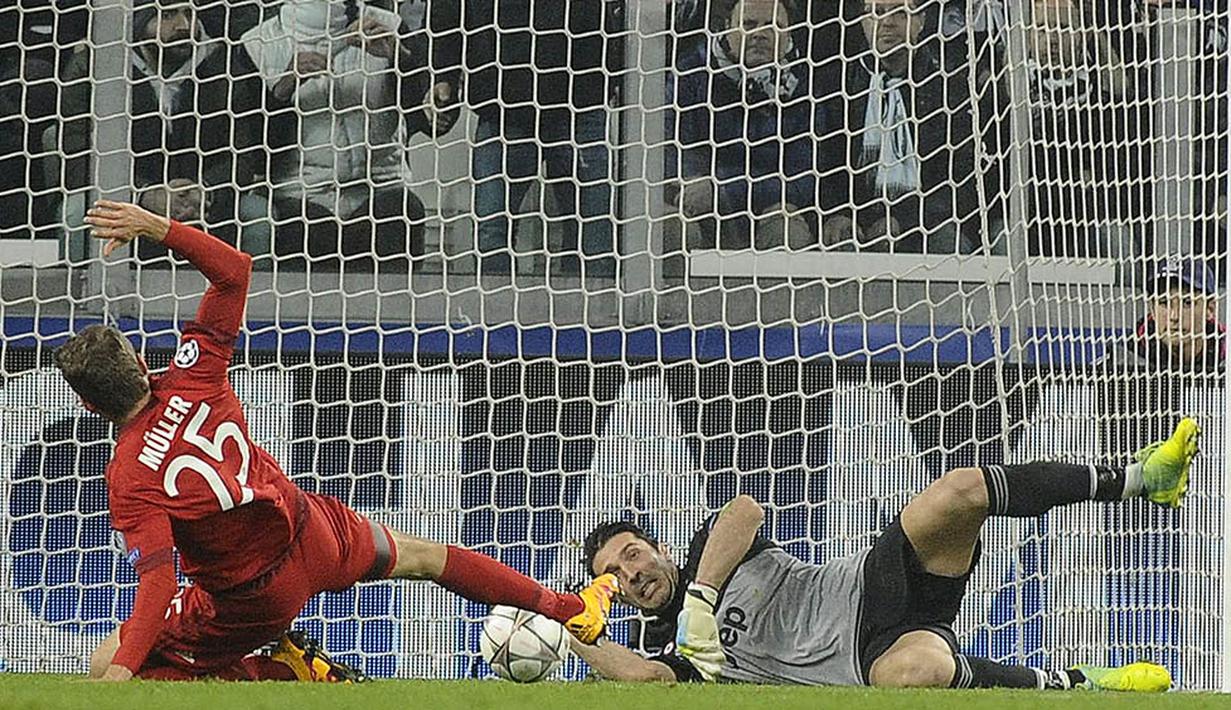 Penyerang Bayern Munchen, Thomas Muller, berusaha membobol gawang Juventus yang dijaga oleh Gianluigi Buffon. Jalannya pertandingan lebih dikuasai oleh Bayern Munchen dengan penguasaan bola 68 persen. (Reuters/Giorgio Perottino)