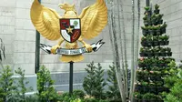 Hiasan Garuda Pancasila di halaman depan Gereja Katedral, Jakarta (Liputan6.com/Putu Merta Surya Putra)