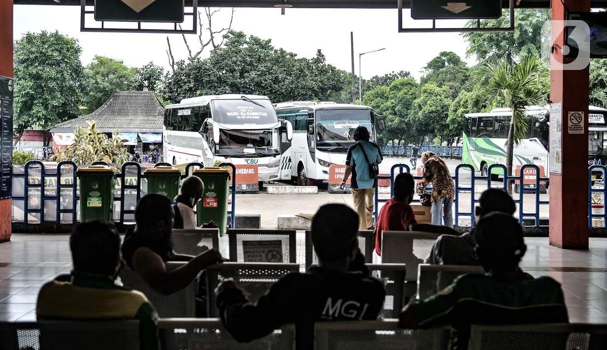 Sejumlah bus menunggu keberangkatan di Terminal Kampung Rambutan, Jakarta, Kamis (12/11/2020). Kepala Terminal Kampung Rambutan Made Joni menyatakan proyek revitalisasi yang rencananya tahun ini terpaksa batal karena pengalihan anggaran untuk penanganan COVID-19. (merdeka.com/Iqbal Septian Nugroho)