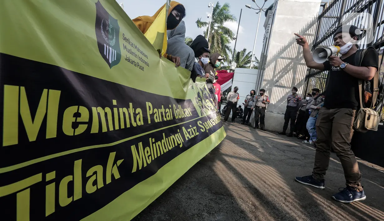 Massa menggelar aksi unjuk rasa di depan DPR RI, Jakarta, Jumat (24/7/2020). Aksi tersebut bentuk kekecewaan terhadap Wakil Ketua DPR RI Azis Syamsuddin yang tidak mengizinkan Rapat Dengar Pendapat (RDP) Komisi III bersama aparat penegak hukum perihal kasus Djoko Tjandra. (Liputan6.com/Johan Tallo)