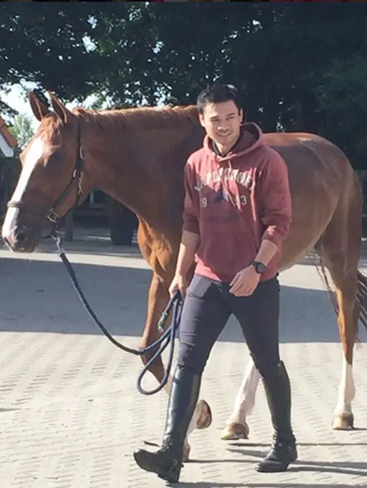 Reshwara Argya Radinal yang menjadi pria beruntung ini memiliki rentang usia lebih muda delapan tahun dibandingkan Nabila Syakieb. Namun jarak usia tidak menghalangi cinta mereka. (via instagram/@nsyakieb85)