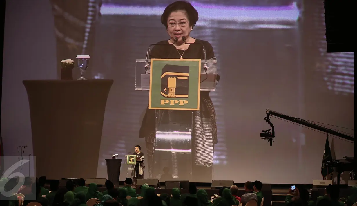 Mantan presiden RI ke- 5 Megawati Soekarnoputri berpidato dalam memperingati 18 tahun Reformasi, 108 tahun Kebangkitan Nasional, serta Pelantikan Pengurus DPP PPP 2016-2021di Jakarta, Jumat (20/5/2016). (Liputan6.com/Faizal Fanani)