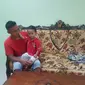 Izhak dan adiknya yang paling bungsu Muhammad Chaerul (Fauzan/Liputan6.com)