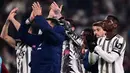 Pemain Juventus, Paul Pogba memberikan salam penghormatan kepada penonton setelah laga lanjutan Liga Italia 2022/2023 melawan Torino yang berlangsung di Allianz Stadium, 28 Februari 2023. (AFP/Marco Bertorello)