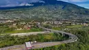 Foto udara memperlihatkan ruas Jalan Tol Bogor-Ciawi-Sukabumi (Bocimi) dengan latar belakang Gunung Salak di Cibadak, Kabupaten Sukabumi, Jawa Barat, Jumat (31/10/2025). Dengan latar keindahan alam seperti Gunung Salak dan panorama Sukabumi, kehadiran tol ini diharapkan mempercepat arus wisatawan serta distribusi barang dan jasa. (merdeka.com/Arie Basuki)