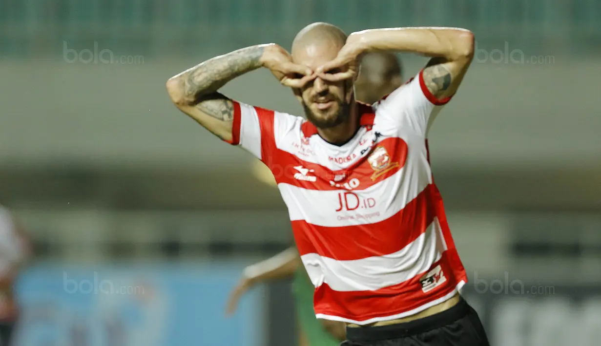 Gelandang Madura United, Dane Milovanovic, melakukan selebrasi usai menjebol gawang PS TNI pada laga Liga 1 Indonesia di Stadion Pakansari, Bogor, Senin (18/9/2017). Madura United menang 3-2 atas PS TNI. (Bola.com/M Iqbal Ichsan)
