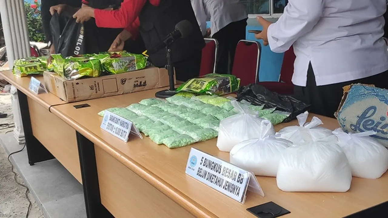 Barang bukti narkoba jenis sabu dan pil ekstasi sitaan BNN Riau di Kabupaten Bengkalis.