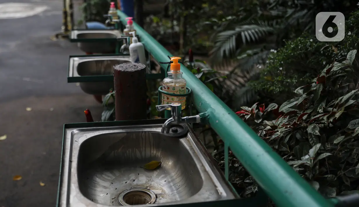 Kondisi tempat cuci tangan di Sekolah Menengah Pertama (SMP) Negeri 85 yang ditutup sementara atau lockdown selama 10 hari, di Pondok Labu, Cilandak, Jakarta, Rabu (27/7/2022). Keputusan SMPN 85 Jakarta lockdown ini setelah tiga siswa terpapar Covid-19. (Liputan6.com/Johan Tallo)
