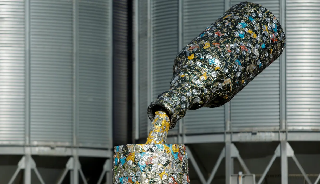 Sebuah patung yang diberi nama 'Bottle and glass' dipajang di Niksic, Montenegro, Senin (31/10). Patung karya seniman Nikola Simanic dan Marko Petrovic Njegos itu terbuat dari ribuan kaleng bir dan memiliki tinggi lima meter. (REUTERS / Stevo Vasiljevic)