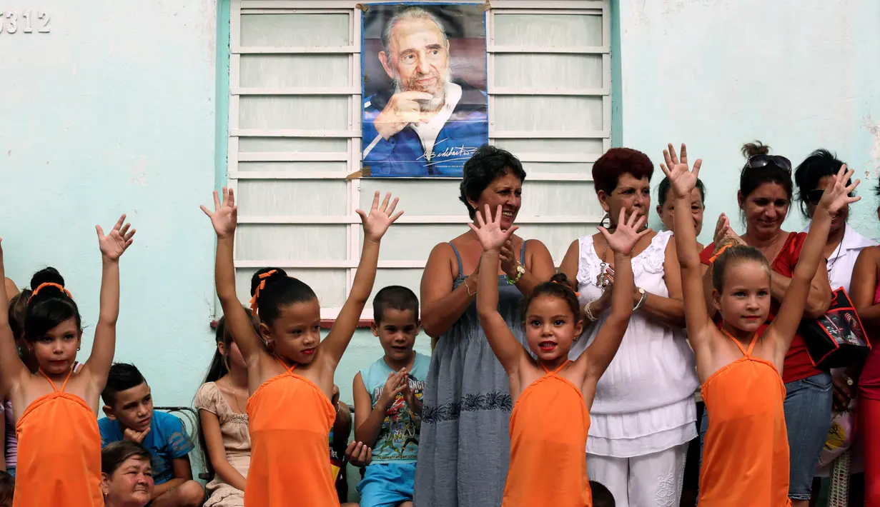  Anak-anak bersuka cita untuk menyambut perayaan ulang tahun Fidel Castro yang ke-90 di San Antonio de los Banos , Kuba , (10/8). 48 tahun berkuasa, Fidel Castro menentang 10 Presiden AS untuk periode kekuasaan yang berbeda ( REUTERS / Enrique De La Osa)