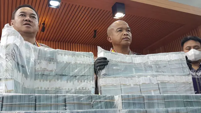 Uang dolar palsu yang akan disetorkan di salah satu bank pelat merah cabang Bekasi
