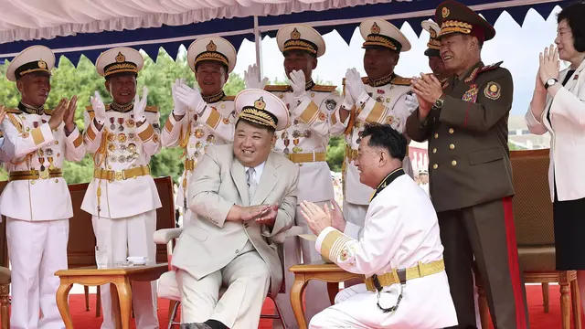 Kim Jong Un menghadiri upacara peluncuran kapal selam serang nuklir taktis. (STR / KCNA VIA KNS/AFP)