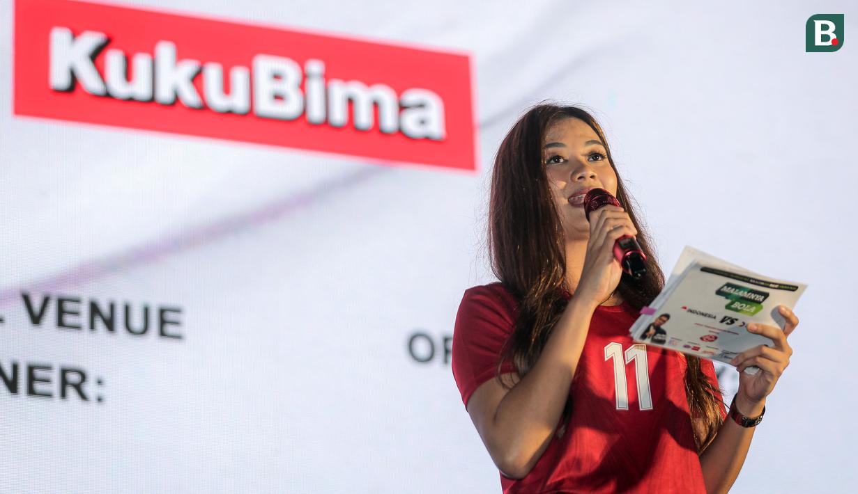 Noella Sisterina, eks personil JKT48 saat membawakan acara MALAMNYA BOLA 2024 yang disponsori salah satunya oleh minuman berenergi Kuku Bima dengan agenda utama nonton bersama laga kualifikasi Piala Dunia 2026 antara Timnas Indonesia menghadapi Filipina di area Jakarta International Velodrome, Rawamangun, Selasa (11/6/2024). (Bola.com/Bagaskara Lazuardi)