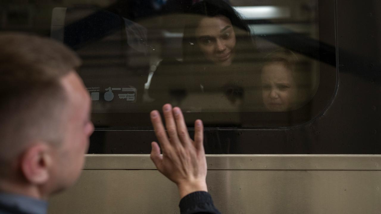 FOTO: Momen Haru Perpisahan Keluarga Ukraina di Tengah Perang