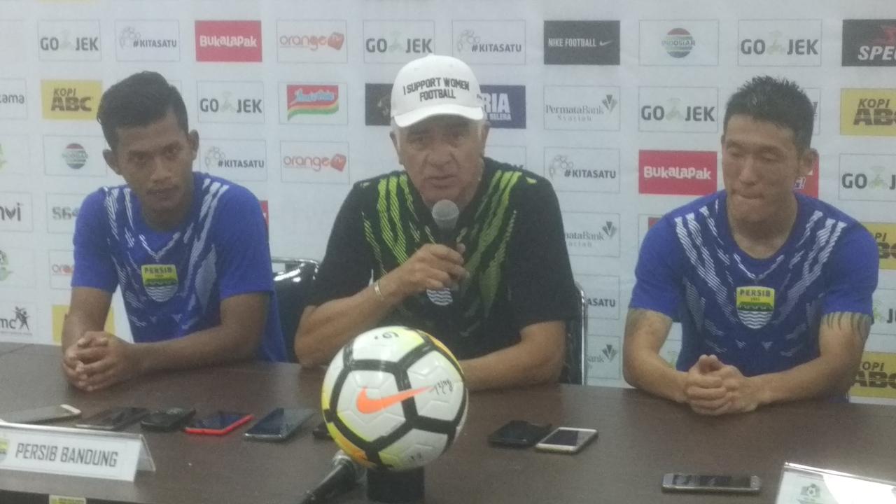 Jumpa Pers Pelatih Persib Roberto Carlos Mario Gomez