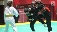 Pesilat Indonesia Pipiet Kamelia saat bertanding melawan A Janejira dari Thailand pada semifinal kelas D 60kg-65kg putri Asian Games 2018 di Padepokan Pencak Silat, TMII, Jakarta, Minggu (26/8). Pipet menang dan melaju ke final. (Merdeka.com/Arie Basuki)