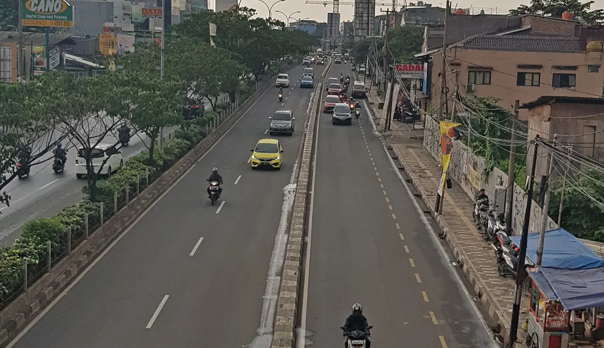 Suasana lalu lintas di kawasan Depok, Jawa Barat, Senin (9/4). Pemerintah Jawa Barat merencanakan mencoba jalan berbayar dengan metode ERP pada 2019 di sejumlah ruas jalan Margonda, Kota Depok. (Liputan6.com/Herman Zakharia)