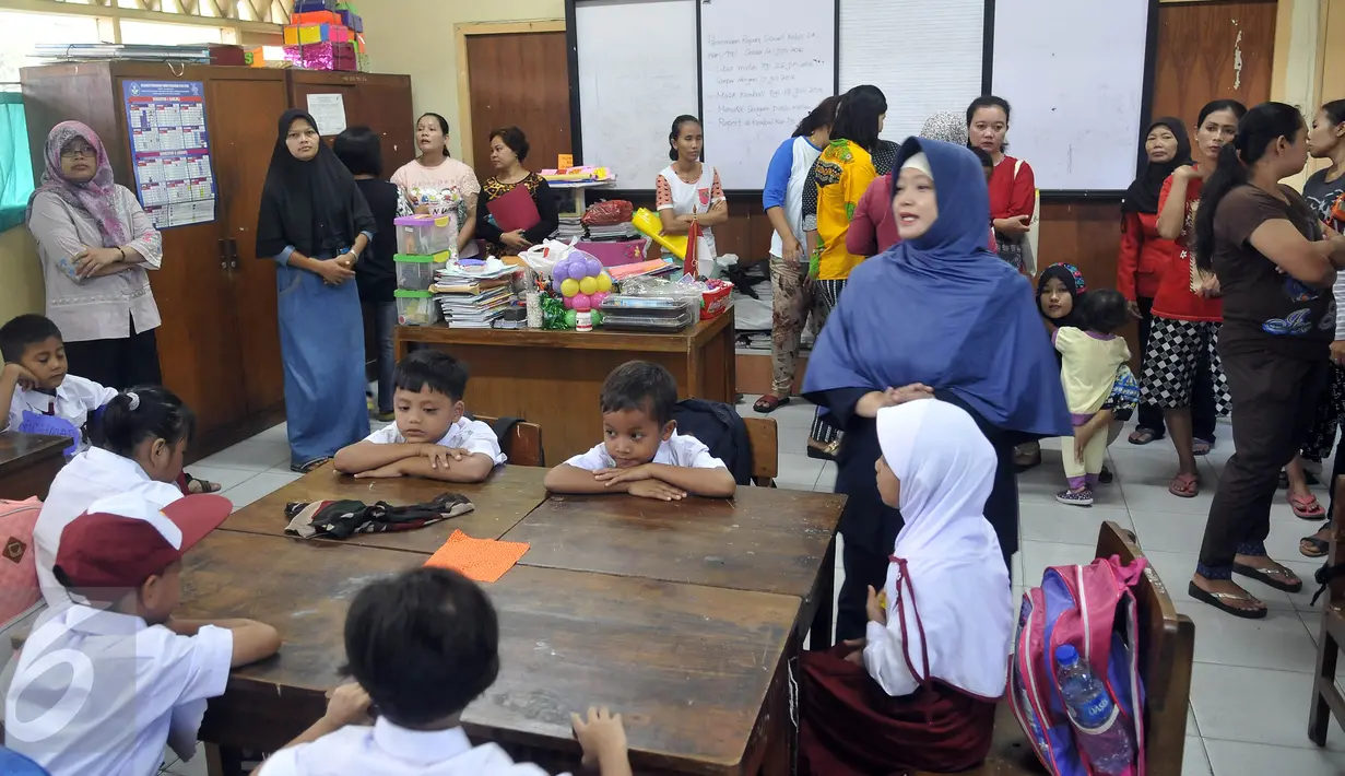 Sejumlah orangtua ikut masuk kelas menemani anaknya di SDN Manggarai 17 Pagi, Jakarta, Senin (18/7). Para orangtua terlihat ramai datang ke sekolah mengantar anaknya pada hari pertama masuk sekolah tahun ajaran 2016/2017. (Liputan6.com/Johan Tallo)