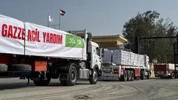 Sebelumnya, perbatasan Rafah sempat ditutup selama 20 hari. Tampak dalam foto, truk-truk yang mengangkut bantuan kemanusiaan memasuki perbatasan Rafah di sisi Mesir dengan Jalur Gaza pada 19 Maret 2026. (Amr ADEL/AFP)