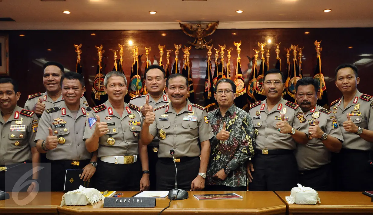Kapolri Jenderal Pol Badrodin Haiti (keempat kiri) berfoto bersama pelaksana Piala Bhayangkara 2016, Joko Driyono usai memberikan keterangan di Jakarta, Senin (15/2/2016). Piala Bhayangkara 2016 diikuti 10 tim terbaik. (Liputan6.com/Helmi Fithriansyah)