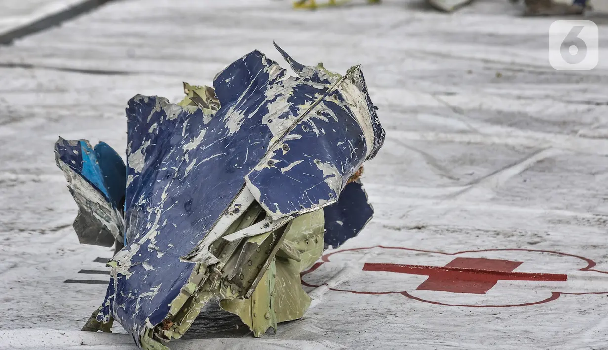 Kondisi serpihan dari pesawat Sriwijaya Air SJ-182 saat dikumpulkan di Dermaga JICT 2, Tanjung Priok, Jakarta, Senin (11/10/2021). Serpihan atau bagian dari pesawat Sriwijaya Air SJ-182 yang ditemukan oleh Tim SAR gabungan sudah dalam kondisi ringsek pasca kecelakaan. (merdeka.com/Iqbal S. Nugroho)