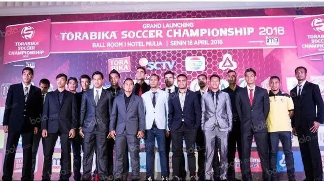 Bintang klub Indonesia tampil beda dalam peluncuran kompetisi Torabika Soccer Championship di hotel Mulia Jakarta. Dengan menggunakan setelan jas, mereka tampil menawan bak model dalam peragaan busana.