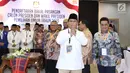 Bakal Capres Pemilu 2019, Prabowo Subianto menyapa pewarta di ruang pendaftaran dan penyerahan syarat pencalonan di Gedung KPU, Jakarta, Jumat (10/8). Prabowo Subianto berpasangan dengan Sandiaga Uno pada Pemilu 2019. (Liputan6.com/Helmi Fithriansyah)