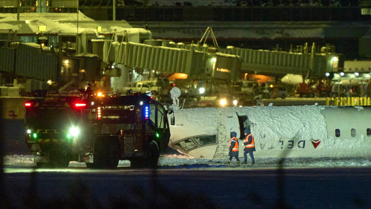 Pengakuan Penumpang Pesawat Delta Air Lines yang Terbalik dan Terbakar di Bandara Toronto Kanada: Kami Tergantung Seperti Kelelawar