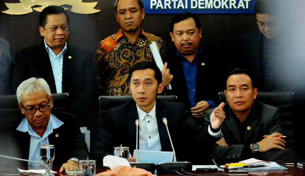 Ketua Fraksi Partai Demokrat, Edhi Baskoro Yudhoyono, penasehat fraksi, Agus Hermanto dan Sekretaris Fraksi, Didik Mukrianto saat jumpa pers di Gedung DPR, Jakarta, Selasa (18/11/2014). (Liputan6.com/Andrian M Tunay)