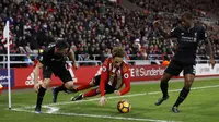 Pemain Sunderland, Adnan Januzaj (tengah) mendapat pengawalan ketat dari dua pemain Liverpool pada laga Premier League di Stadium of Light, (2/1/2017). Liverpool bermain imbang 2-2.  (Action Images via Reuters/Lee Smith) 