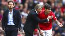 Pelatih Manchester United, Ole Gunnar Solskjaer, memberi arahan kepada Victor Lindelof pada laga Premier League 2019 di Stadion Old Trafford, Minggu (11/8). Manchester United menang 4-0 atas Chelsea. (AP/Dave Thompson)