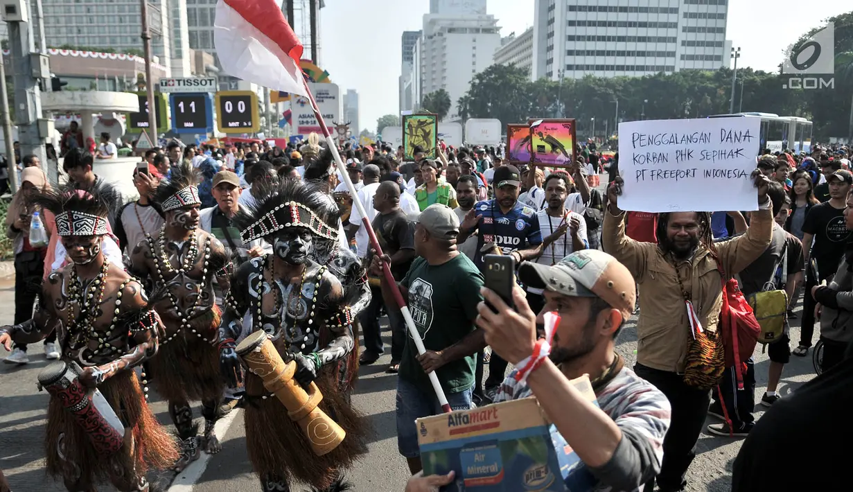 Masyarakat Papua yang merupakan mantan karyawan PT Freeport Indonesia saat melakukan penggalangan dana di tengah berlangsungnya Hari Bebas Kendaraan Bermotor atau Car Free Day di kawasan Bundaran HI, Jakarta, Minggu (5/8). (Merdeka.com/Iqbal S. Nugroho)