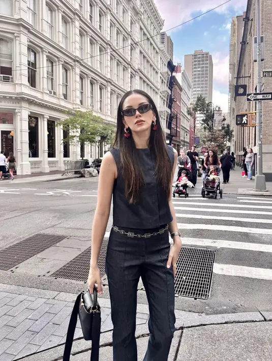 Sebagai sosok model yang lekat dengan dunia fashion, calon menantu Maia Estianty ini kerap berbagi inspirasi gaya fashion yang menawan lewat akun Instagram pribadinya.