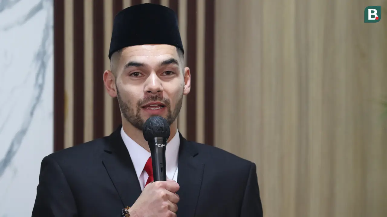 Foto: Pakai Peci Hingga Ucapkan Sumpah, Jordi Amat dan Sandy Walsh Sah Jadi Warlok