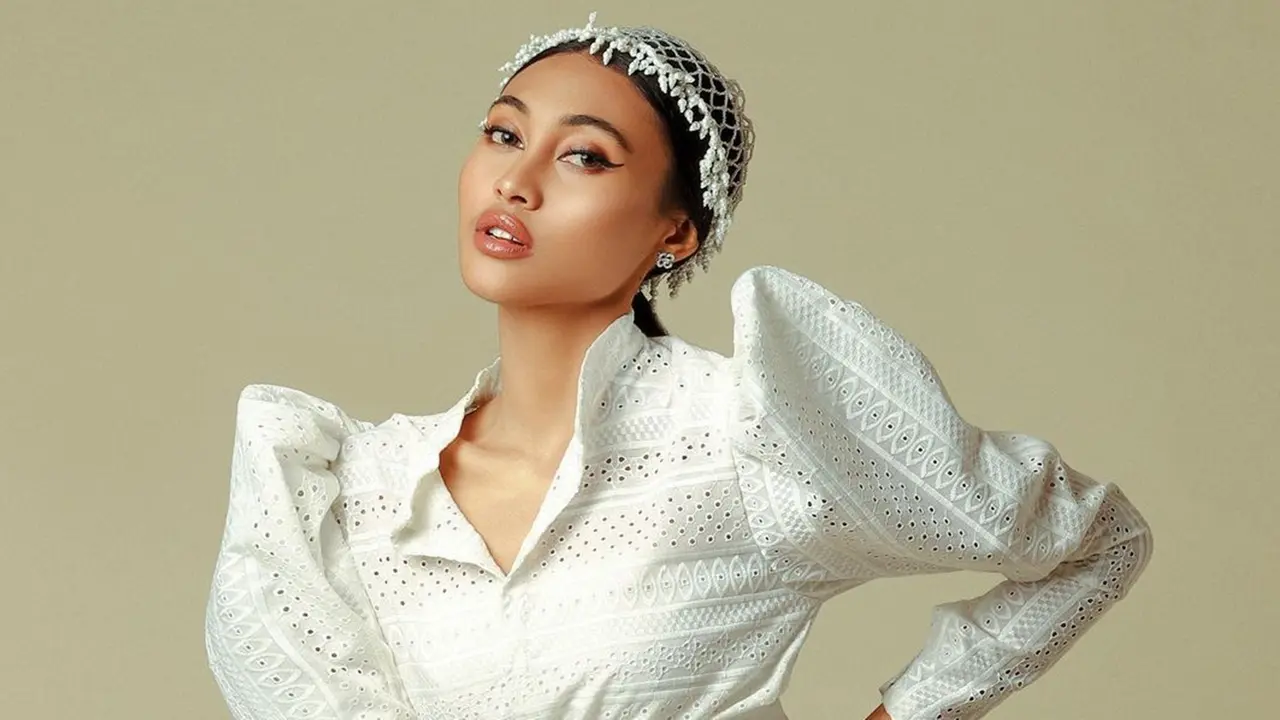 FOTO: Gaya Novia Bachmid dalam Balutan Busana Putih, Tampil Menawan