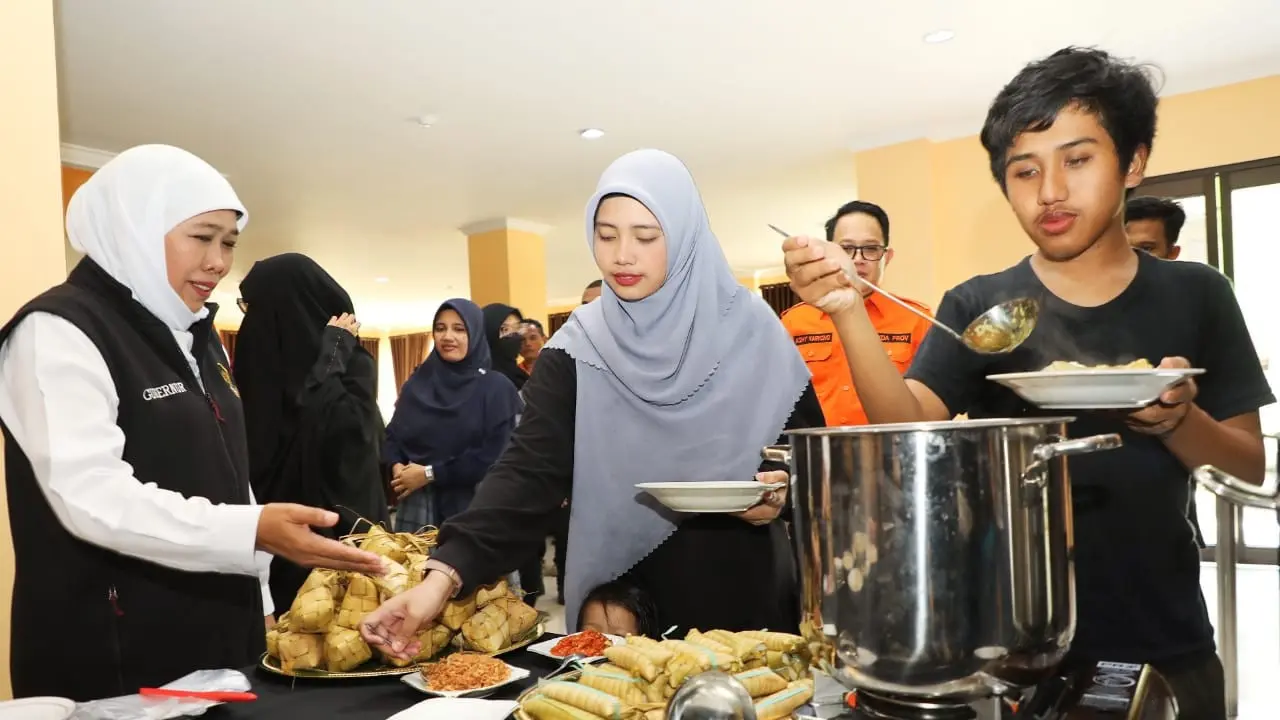 Khofifah menjamu warga Jatim yang dievakuasi dari Sudan. (Istimewa)
