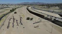 Amerika Serikat bersiap menghadapi kedatangan ribuan migran minggu ini, seiring dengan berakhirnya aturan era pandemi yang membuat klaim suaka di perbatasan sulit dipenuhi. (AP Photo/Christian Chavez)