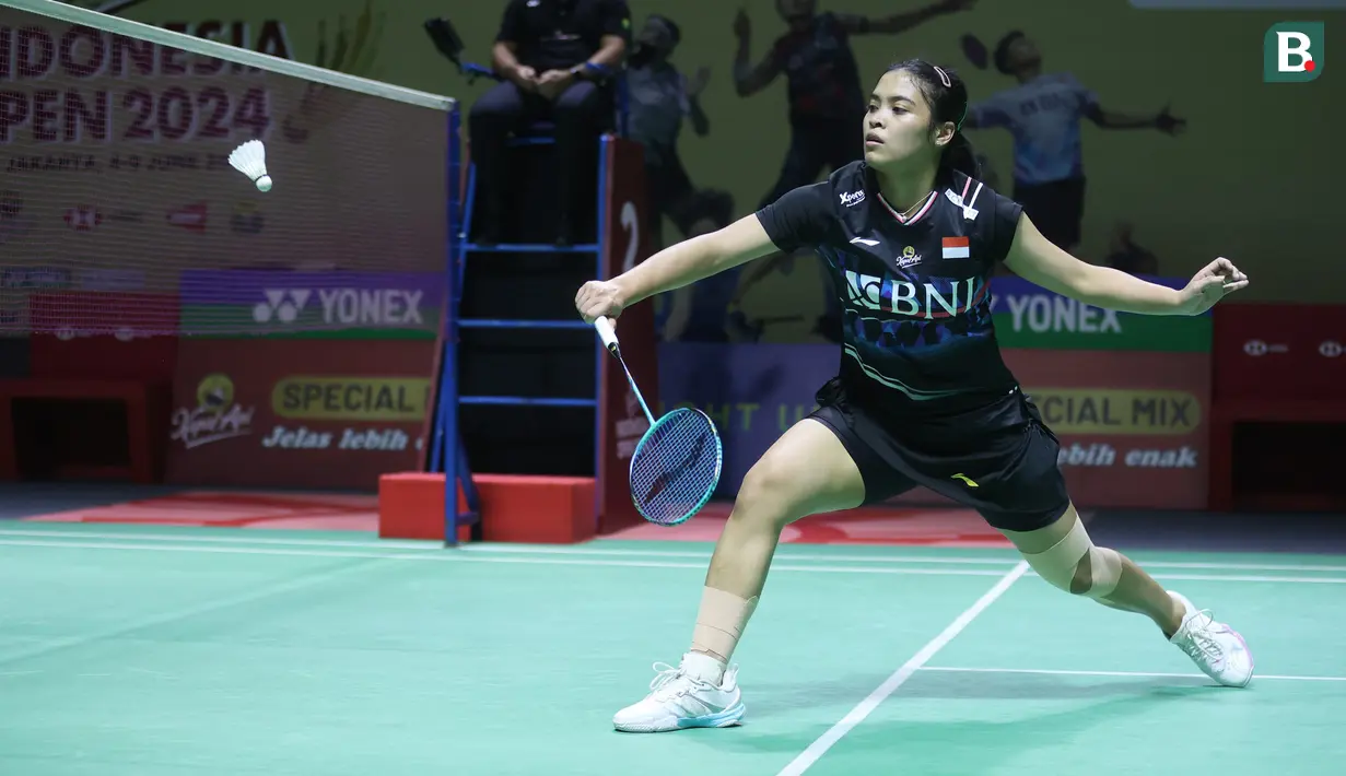 <p>Pebulu tangkis tunggal putri Indonesia, Gregoria Mariska Tunjung berusaha mengembalikan bola di depan net saat menghadapi sesama wakil Indonesia, Putri Kusuma Wardani pada laga babak 32 besar Indonesia Open 2024 di Istora Senayan, Jakarta, Selasa (4/6/2024). Gregoria Mariska Tunjung menang dua game langsung 21-14, 21-17. (Bola.com/M Iqbal Ichsan)</p>