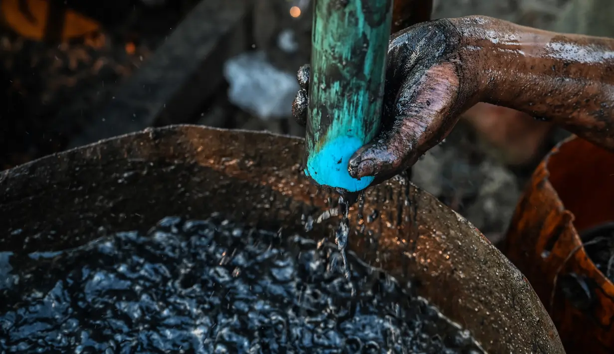 Pekerja mengumpulkan minyak mentah saat melakukan pengeboran di sumur minyak ilegal di Minhla, Myanmar, 10 Maret 2019. Para pekerja dapat memperoleh hingga 600 barel minyak per hari. (Ye Aung THU/AFP)