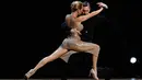 Pasangan asal Italia, Artem Luchin dan Irina Samoilova tampil dalam putaran final kategori Stage di Tango Dance World Championship 2019 di Buenos Aires, Argentina, Rabu (21/8/2019). Tango Dance World Championship 2019 diikuti penari berusia 18 hingga 99 tahun. (AP Photo/Natacha Pisarenko)