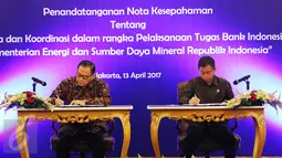Agus Martowardojo dan Ignasius Jonan saat menandatangani perjanjian kerjasama di Jakarta, Kamis (13/4). Kerja sama juga untuk penerapan Gerakan Nasional Non Tunai (GNNT) untuk layanan keuangan di lingkup Kementerian ESDM. (Liputan6.com/Angga Yuniar)