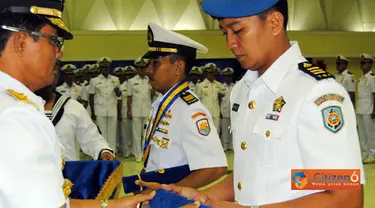 Citizen6, Surabaya: Dankobangdikal meyerahkan penghargaan kepada lulusan terbaik dari Program Pendidikan Pembekalan Matra (Dikbekmatra) TNI AL 2011. (Pengirim: Penkobangdikal)